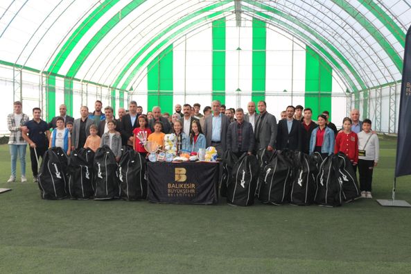 Balıkesir Büyükşehir Belediye Başkanlığınca temin edilen spor malzemelerinin İlçemizin 17 okuluna dağıtımları gerçekleştirildi.